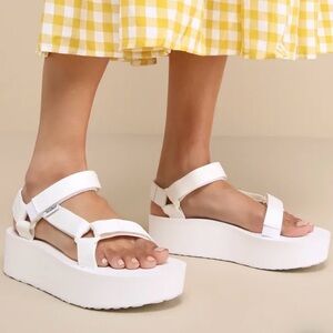 NWOT Women’s Teva Flatform Universal Bright White Outdoor Sandals Size 10